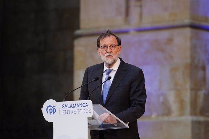 Archivo - El expresidente del Gobierno Mariano Rajoy, participa en un acto electoral, en el Patio Chico de la catedral, a 18 de mayo de 2028, en Salamanca, Castilla y León (España). 