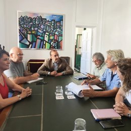 Reunión de representantes de la Agrupación Vecinal con el alcalde de Cáceres, Rafael Mateos