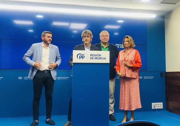 Archivo - El candidato del Partido Popular al Congreso, Luis Alberto Marín, , acompañado por miembros de la candidatura al Congreso y Senado