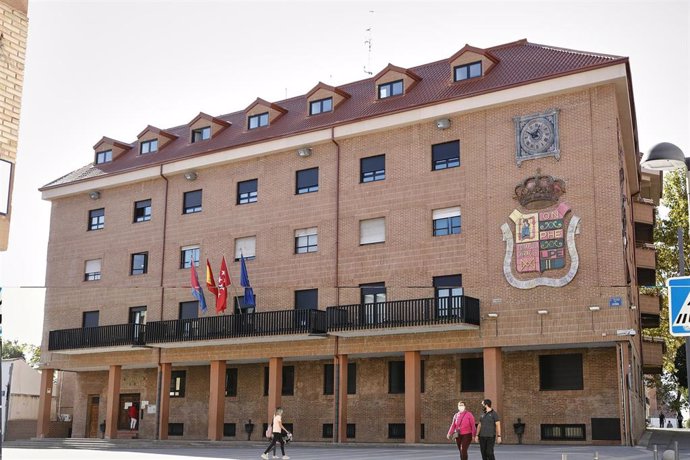 Archivo - Fachada del Ayuntamiento de Móstoles, Madrid (España), a 7 de octubre de 2020. Hoy es el tercer día laborable desde que entraron en vigor -el viernes 2 de octubre a las 22.48h.- las restricciones de movilidad impuestas por la orden ministerial