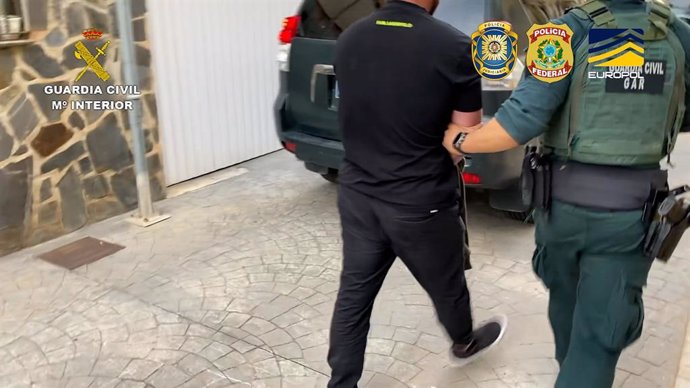 La Guardia Civil detiene a uno de los miembros de la organización criminal.