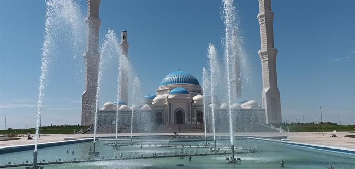 Archivo - La nueva fuente de La Gran Mezquita de Astaná