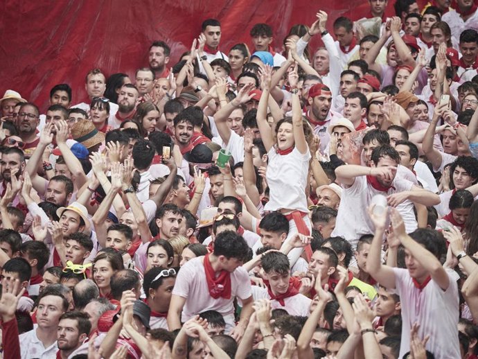 Archivo - Decenas de personas durante el chupinazo de los Sanfermines de 2022.