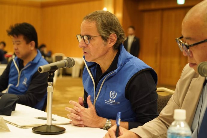 El director general del OIEA, Rafael Grossi, participa en una reunión en Fukushima