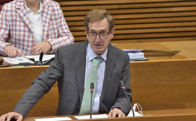 Archivo - El conseller de Sanidad, Miguel Mínguez, comparece en Les Corts