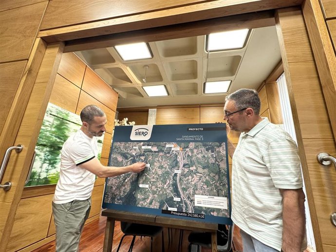 El alcalde de Siero, Ángel García, y el concejal de Abastecimiento de Agua y Saneamiento, Parque Móvil, Asociaciones de Vecinos y Centros Socioculturales en el Ámbito Rural, Pergentino Martínez.