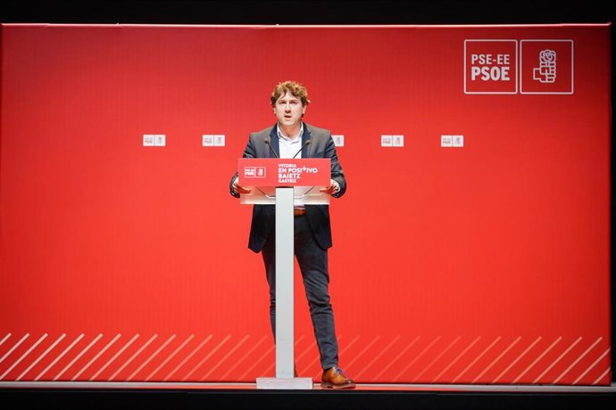 Archivo - El secretario general del PSE-EE, Eneko Andueza, durante el acto de inicio de campaña del PSE-EE, en la calle Alberto Schomme, a 11 de mayo de 2023, en Vitoria-Gasteiz, Álava, País Vasco (España). 