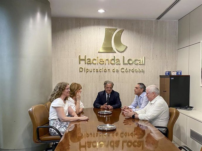 El presidente de la Diputación de Córdoba, Salvador Fuentes (centro), en su visita al ICHL.