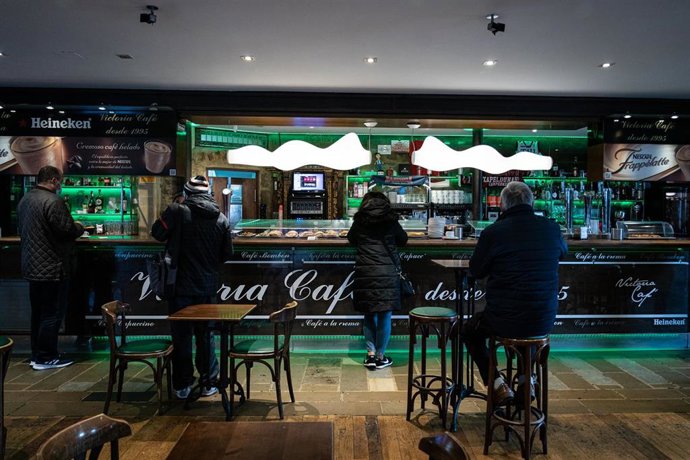 Archivo - Varios clientes, en la barra de una cafetería de Euskadi