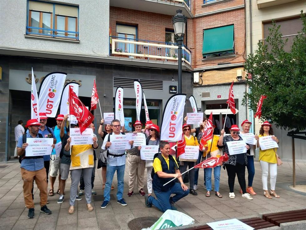 Las trabajadoras de Limpiezas J. Córdoba S.L., empresa adjudicataria del servicio de limpieza en las oficinas de Correos, durante la concentración