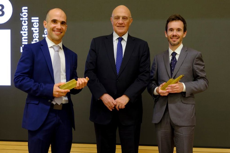 Los dos premiados junto a Oliu