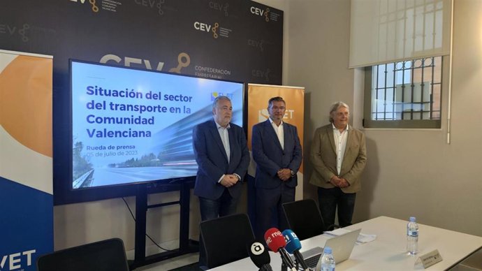 Carlos Prades, presidente de FVET, Juan Ortega, vicepresidente, y Carlos García, secretario general de la Federación