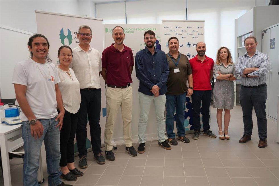 Investigadores del Departamento de Ingeniería de Loyola y el presidente del Clúster en el Laboratorio de Hidrógeno de la universidad.