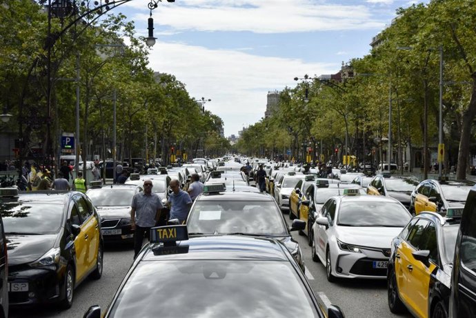Concentración de Taxis en el paseo de Gracia de Barcelona durante una marcha lenta hasta la Delegación del Gobierno contra la liberalización de los VTC, a 14 de junio de 2023, en Barcelona, Catalunya (España). 