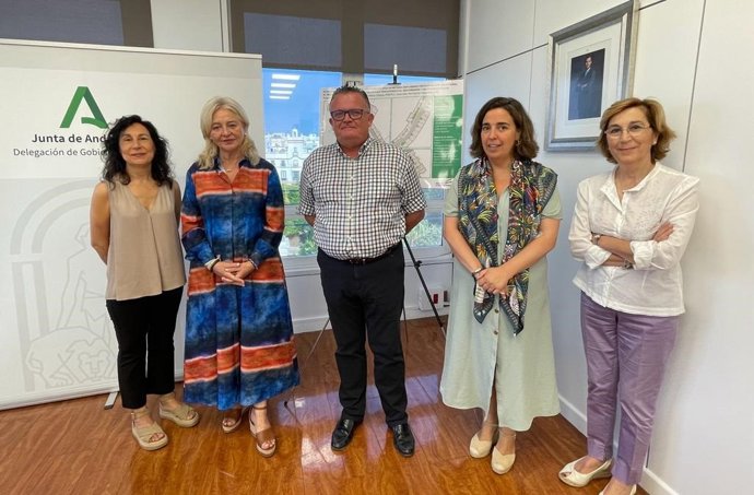 Mercedes Colombo tras la firma del contrato para la regeneración de espacios públicos urbanos de Rota.