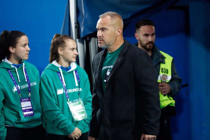 Archivo - Randri Garcia, head coach of Alhama, looks on during the Spanish Women Cup, Copa de la Reina, Semi Final 1 football match played between Alhama CF and Atletico de Madrid at Municipal de Butarque stadium on May 23, 2023, in Leganes, Madrid, Spa