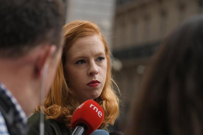 La  secretaria de Organización de Podemos, Lilith Verstrynge, ofrece declaraciones a la prensa en la Plaza de las Cortes, a 10 de junio de 2023, en Madrid (España). 