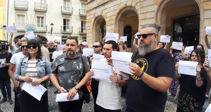 A la izda, Leticia Baselgas y David Varela, portavoces de la plataforma musical y cultural asturiana en contra de la intención de Vox de no porgramar espectáculos que promuevan la cooficialidad del asturiano.