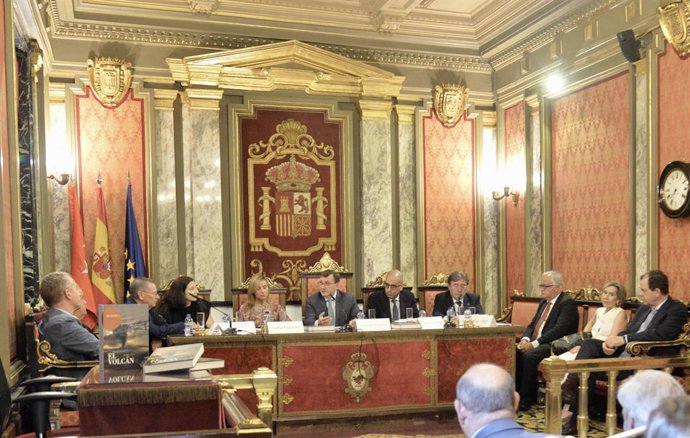 El Consejo General del Notariado ha presentado un número monográfico de la Revista Atlántica del Derecho, la Historia y la Cultura que recoge 200 trabajos científicos, jurídicos, históricos y tribunas de opinión sobre la erupción de La Palma