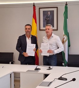El delegado de Justicia, Administración Local y Función Pública, Javier Millán, y el alcalde de Herrera, Jorge Muriel, ha suscrito este miércoles un convenio para facilitar la ejecución de este tipo de medidas a los menores infractores del municipio.