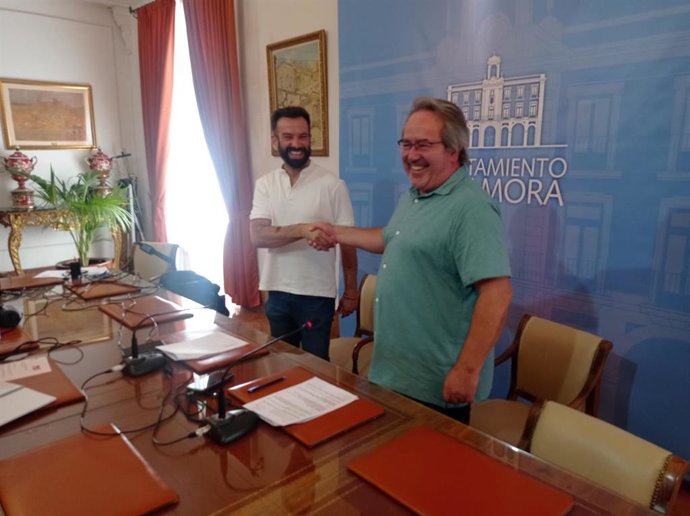 El líder socialista, David Gago, y el alcalde de Zamora, Francisco Guarido, se dan la mano tras anunciar el acuerdo