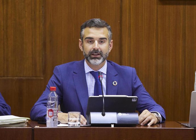 El consejero de Sostenibilidad, Medio Ambiente y Economía Azul, Ramón Fernández-Pacheco, en comisión parlamentaria