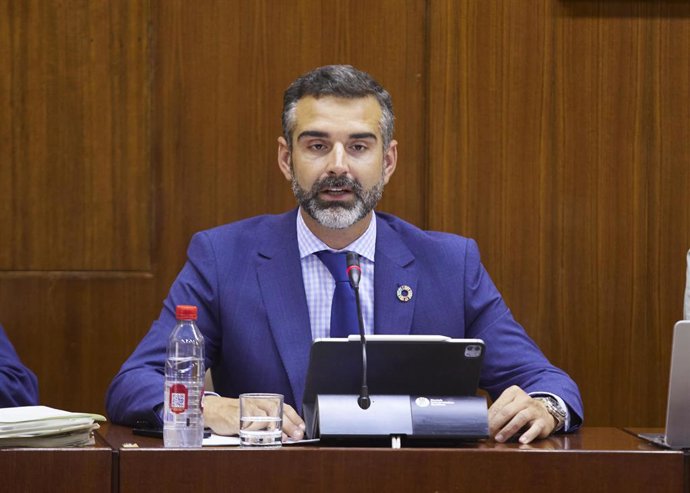 El consejero de Sostenibilidad, Medio Ambiente y Economía Azul, Ramón Fernández-Pacheco, en comisión parlamentaria