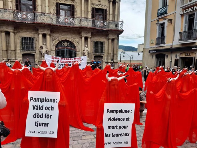 Imagen de la protesta contra los toros organizada por AnimaNaturalis y PETA