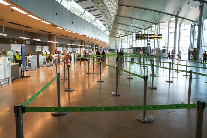 Archivo - Vista del interior del aeropuerto de Manises (Valencia)