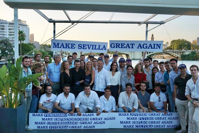 El presidente de Nuevas Generaciones (NNGG) de Sevilla, junto con el portavoz del Grupo Popular en el Parlamento andaluz y el presidente del PP de Sevilla, en la presentación de la campaña 'Make Sevilla great again'.