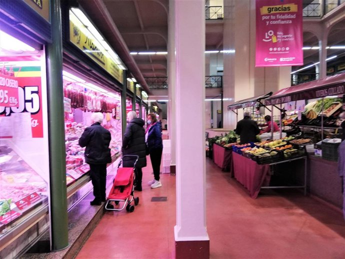 Archivo - Interior del Mercado de San Blas en Logroño.