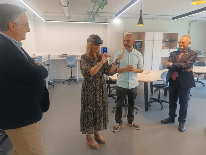 La cabeza de lista del PP al Congreso por Asturias, Esther Llamazares, durante una visita al proyecto socioeducativo Arkuos en la Felguera.