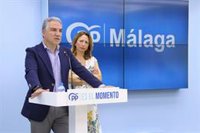 Bendodo: "Tezanos le va a prestar el último servicio de su carrera en el Gobierno a Sánchez con otro CIS trucado"