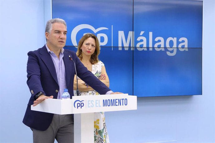 El coordinador general del PP, Elías Bendodo, en rueda de prensa en Málaga.