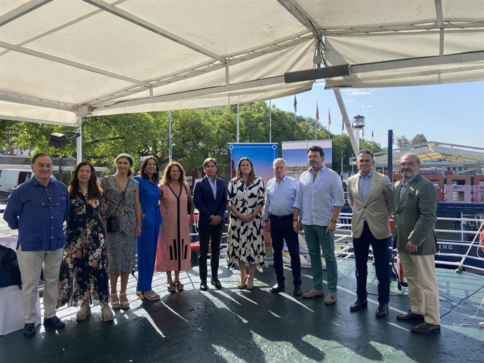 El presidente de la AHS y la delegada municipal de Turismo, en la presentación de Sevilla Hotel Plus, en un acto celebrado en Cruceros Torre del Oro.
