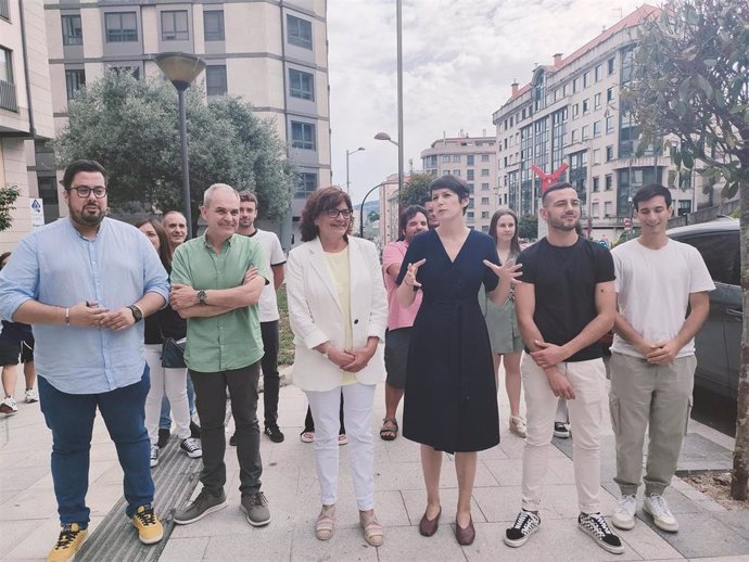 La portavoz nacional del BNG, Ana Pontón, junto a la candidata al Congreso, Carme da Silva, y el portavoz municipal en Vigo, Xabier Pérez Igrexas, en un acto sobre vivienda en la ciudad olívica.