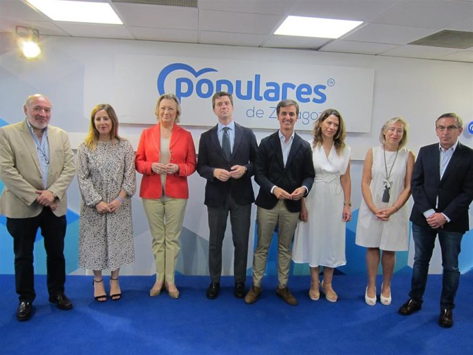 Los candidatos del PP al Congreso y al Senado por Zaragoza en las elecciones del próximo 23 de julio, junto con el presidente del PP Zaragoza, Ramón Celma.