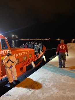 Archivo - Operativo de rescate de inmigrantes en la costa de Alicante en imagen de archivo