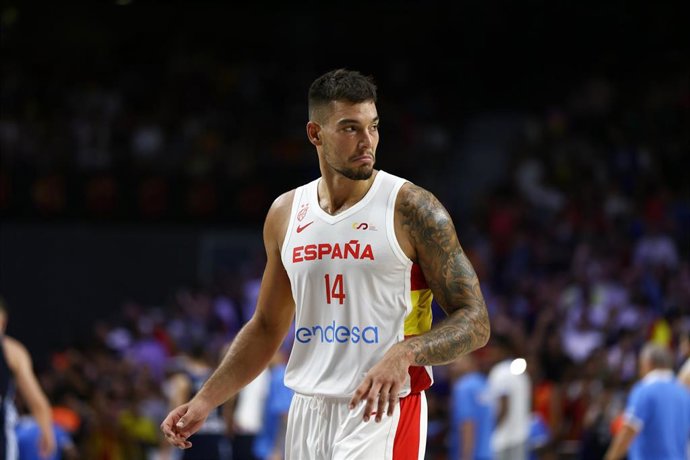 Archivo - El pívot Willy Hernángomez disputando un partido con la selección española de baloncesto.