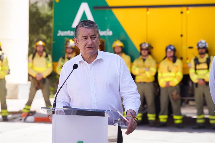 El consejero de la Presidencia, Interior, Diálogo Social y Simplificación Administrativa, Antonio Sanz, atiende a los medios de comunicación en las instalaciones del Plan Infoca del Pedroso, a 5 de julio de 2023, en Sevilla, (Andalucía, España). El cons