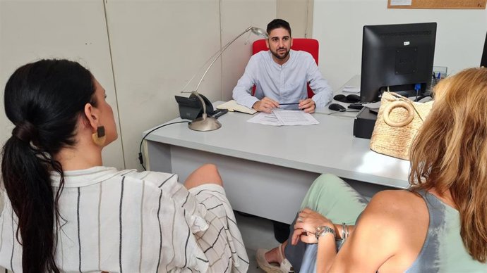 El concejal Ismael Sánchez se reúne con administrativas de un Centro de Atención a la Mujer.