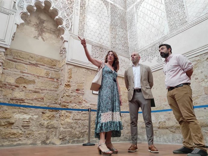 El delegado de Turismo, Cultura y Deporte del Gobierno andaluz, Eduardo Lucena (centro), en la Sinagoga de Córdoba.