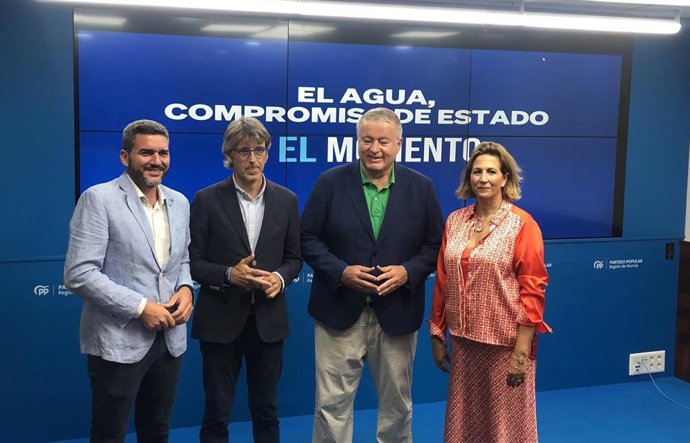 El candidato del Partido Popular al Congreso, Luis Alberto Marín, acompañado por miembros de la candidatura al Congreso y Senado, ofrece una rueda de prensa para abordar aspectos del programa electoral del PP