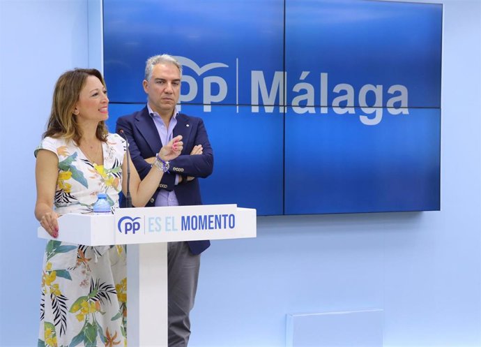 Patricia Navarro y Elías Bendodo en rueda de prensa