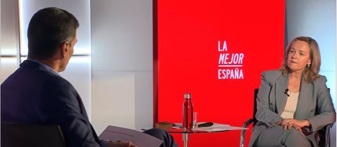 Archivo - Imagen del conversatorio entre el presidente del Gobierno, Pedro Sánchez, y la vicepresidenta primera y ministra de Asuntos Económicos y Transformación Digital. Nadia Calviño, a 5 de julio de 2023.