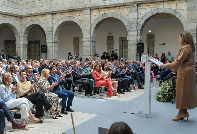 Mañueco asiste a la toma de posesión de Buruaga como presidenta de Cantabria