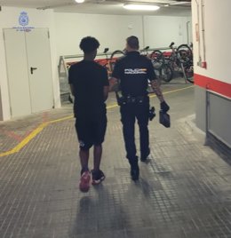 Detención de un joven en Palma por el robo de un bolso a un hombre.