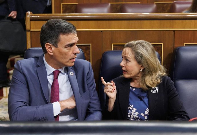 Archivo - El presidente del Gobierno, Pedro Sánchez y la vicepresidenta primera y ministra de Asuntos Económicos y Transformación Digital, Nadia Calviño
