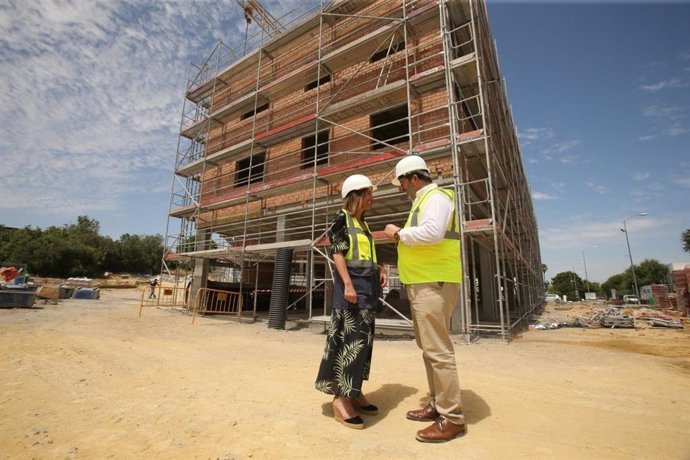La consejera de Fomento, Rocío Díaz, y el alcalde de Carmona, Juan Ávila, en la promoción de 30 viviendas en alquiler a precio asequible.