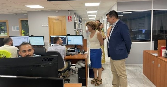 La candidata número uno por el PSOE de Huelva al Senado y secretaria general de esta formación en la provincia, María Eugenia Limón, en su visita a la empresa.